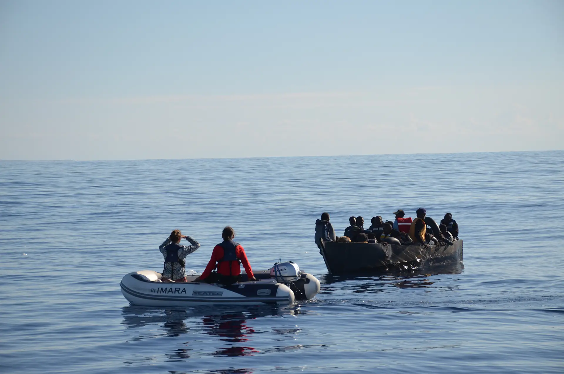 Unser Beiboot nähert sich einem überfüllten Schlauchboot auf offener See