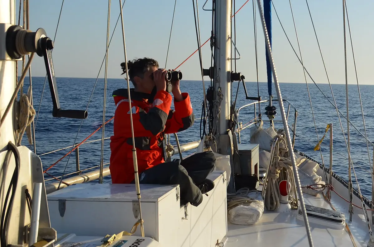 Crewmitglied hält Wache und beobachtet das Meer nach Booten in Seenot