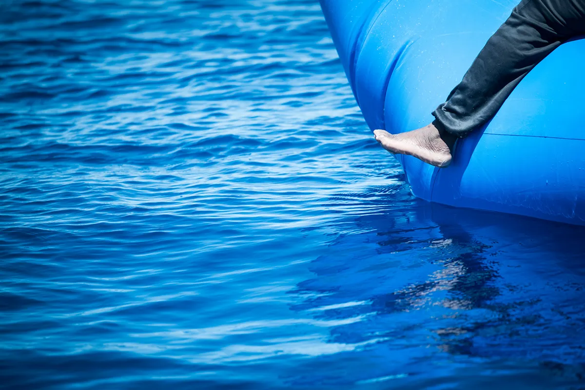 Boot mit Geflüchteten auf hoher See