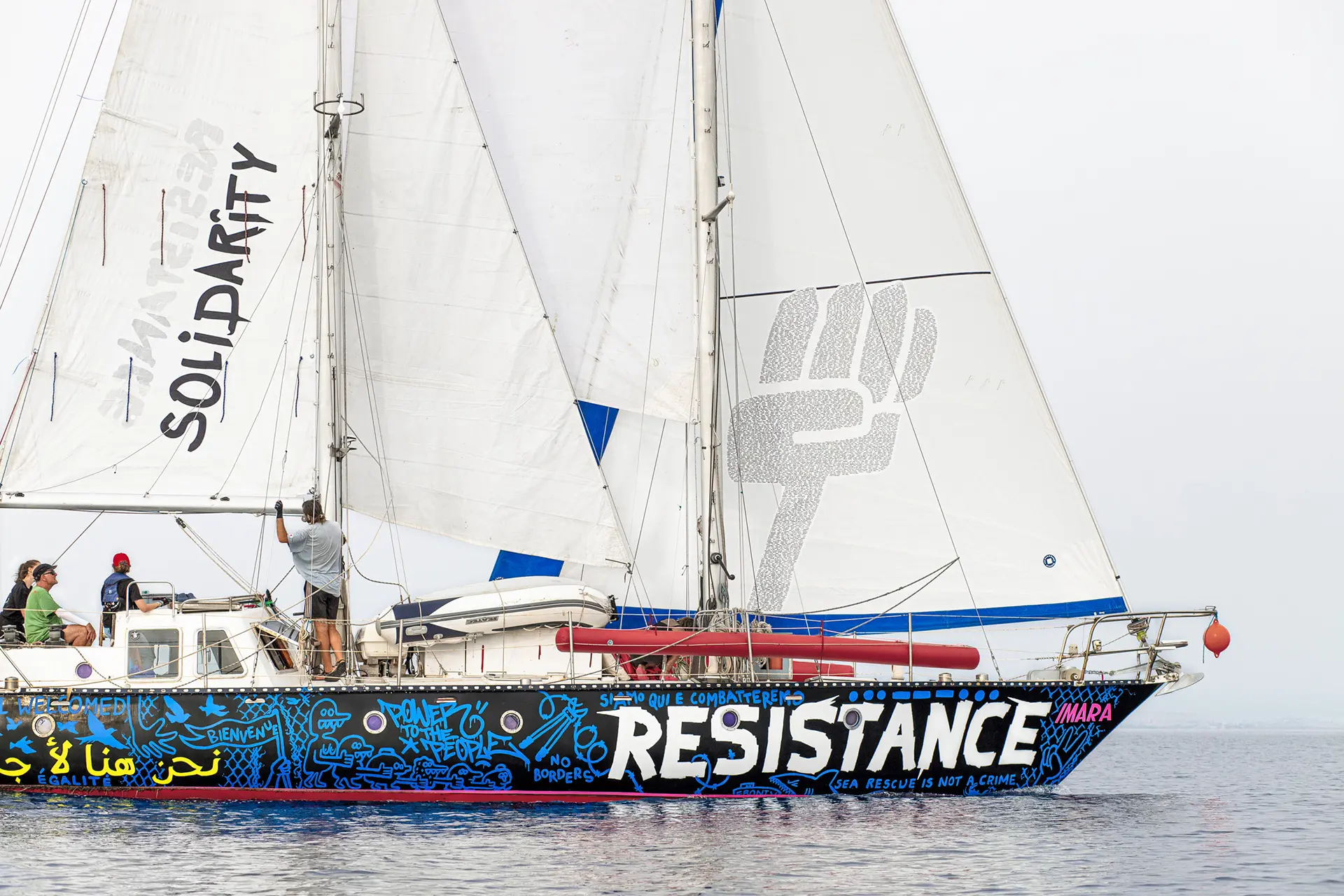 Die Imara unter Segeln, am Rumpf der Schriftzug Resistance